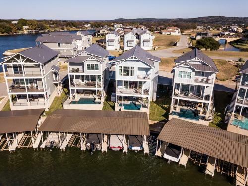 Lakeside Property With Temperature Control Pool On Lake Lbj