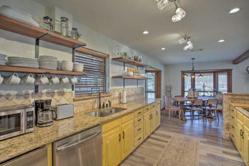 Luxury Waterfront Getaway On Cedar Creek Lake