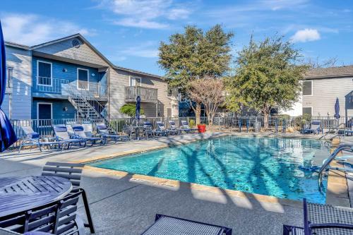 Quaint Midland 1br With Private Balcony