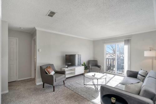 Quaint Midland 1br With Private Balcony