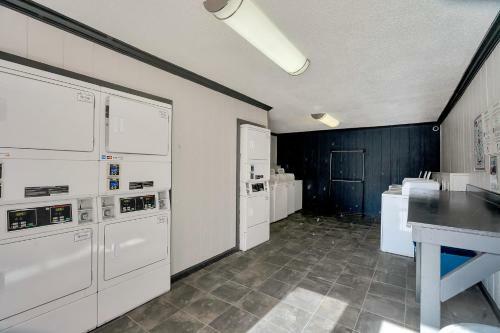 Quaint Midland 1br With Private Balcony
