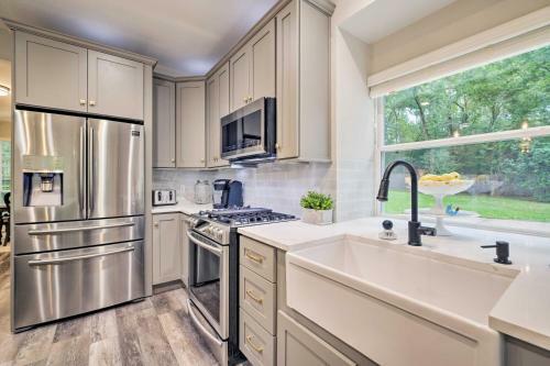 Modern Montgomery Home With Backyard, Deck, And Grill!