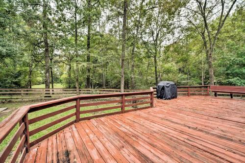 Modern Montgomery Home With Backyard, Deck, And Grill!