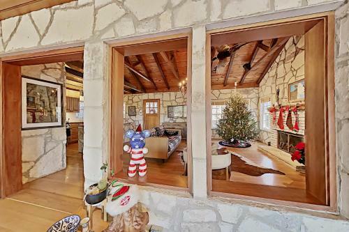 Lakefront Home With Private Dock & Hot Tub Home