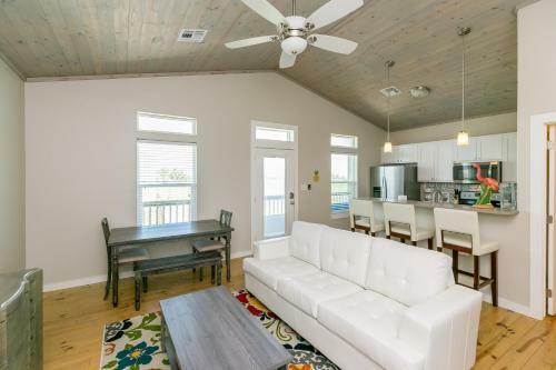 2 Adjacent Homes - Walk To Beach, Shops & Dining Home