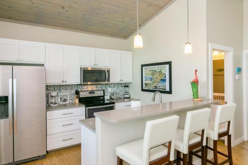 2 Adjacent Homes - Walk To Beach, Shops & Dining Home