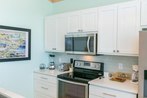 2 Adjacent Homes - Walk To Beach, Shops & Dining Home