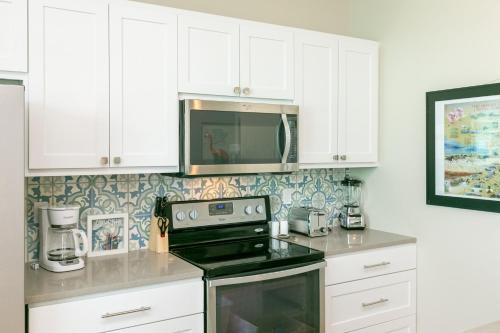 2 Adjacent Homes - Walk To Beach, Shops & Dining Home