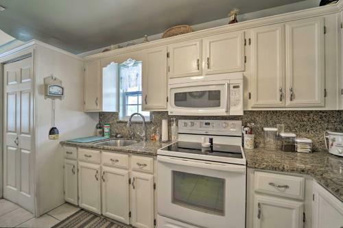 Long Island Village Home With Deck And Pool Access