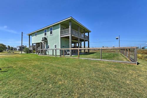Gulf Coast Retreat With Deck, Yard And Bay Views!