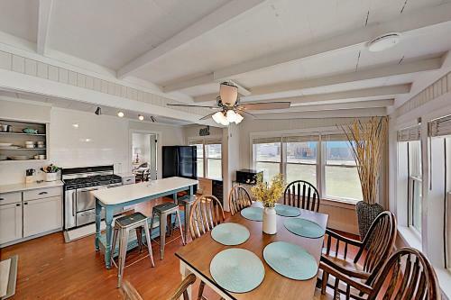 Charming Downtown Getaway With Spacious Interior Home