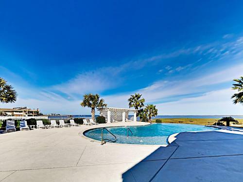 Waterfront Luxury - Private Dock & Outdoor Kitchen Home