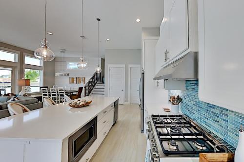 Waterfront Luxury - Private Dock & Outdoor Kitchen Home