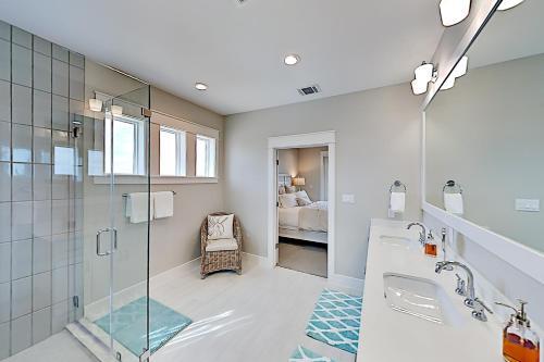 Waterfront Luxury - Private Dock & Outdoor Kitchen Home