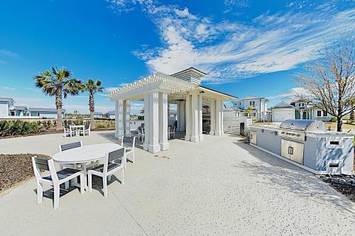 Waterfront Luxury - Private Dock & Outdoor Kitchen Home