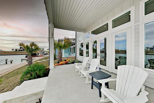 Waterfront Luxury - Private Dock & Outdoor Kitchen Home