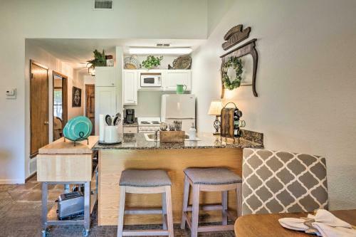 Couples Retreat Well-appointed Salado Home!