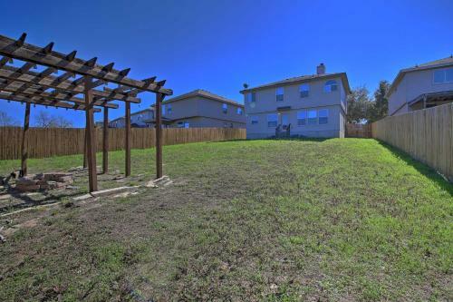 San Antonio Home With Yard, Fire Pit And Pergola!