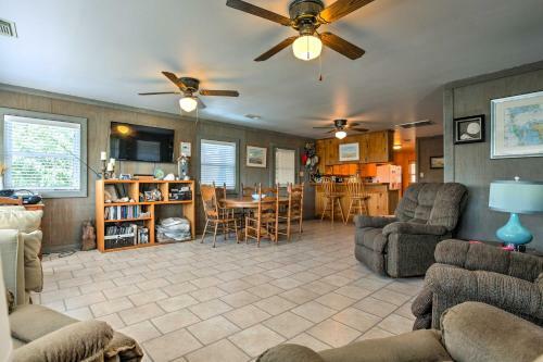 Canalfront House And Studio Near Kemah And Galveston!