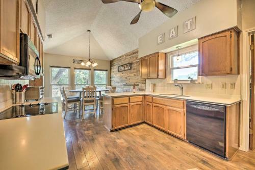 Family-friendly Home With Hot Tub, Fire Pit And Deck!