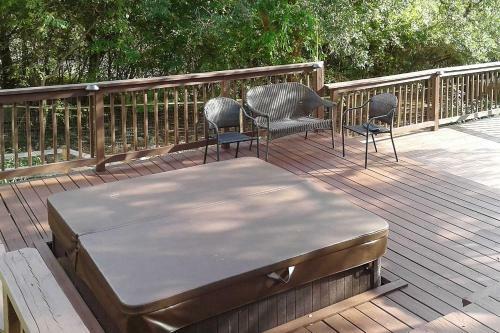 Family-friendly Home With Hot Tub, Fire Pit And Deck!