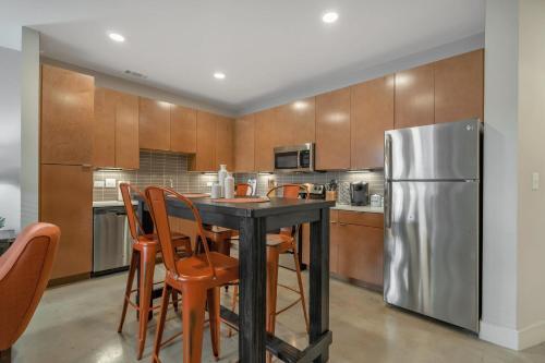 Luxury Downtown Apartment With Pool