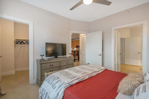 Luxury Downtown Apartment With Pool