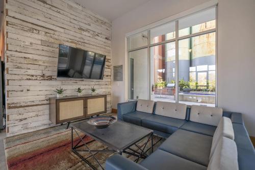 Luxury Downtown Apartment With Pool