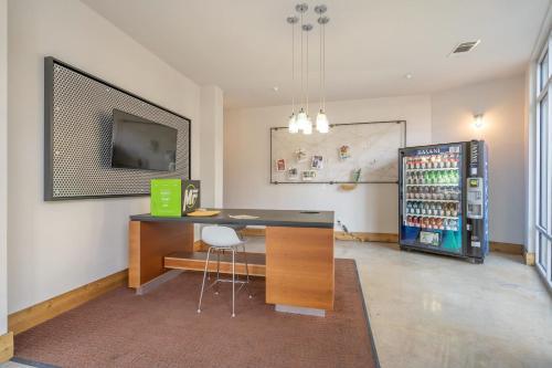Luxury Downtown Apartment With Pool