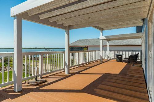 Large-group Beach Retreat On Galveston Bay!