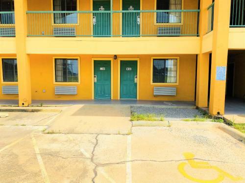Hotel Pine Point Inn & Suites