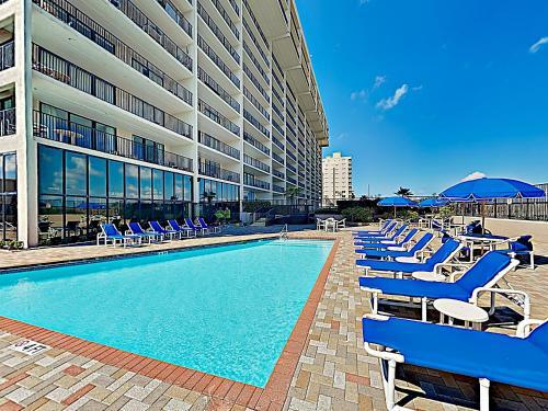 Apartamento New Listing! Beachfront Corner Unit With Gym & Pools Condo