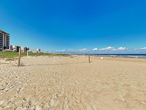 Apartamento New Listing! Beachfront Corner Unit With Gym & Pools Condo