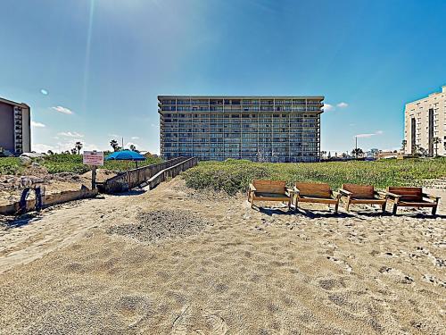 Apartamento New Listing! Beachfront Corner Unit With Gym & Pools Condo