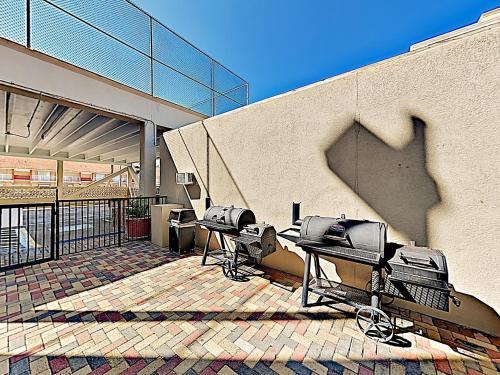 Apartamento New Listing! Beachfront Corner Unit With Gym & Pools Condo