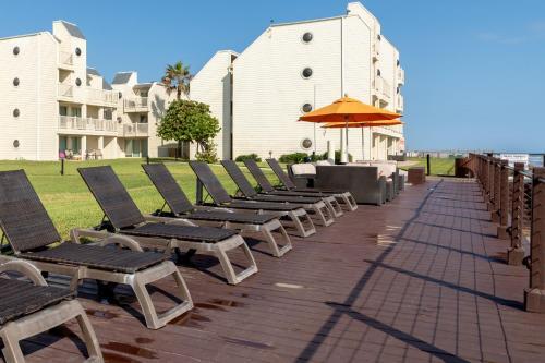 Enjoy A Perfect Beachview From Large Balcony! Spacious Beachfront Condo