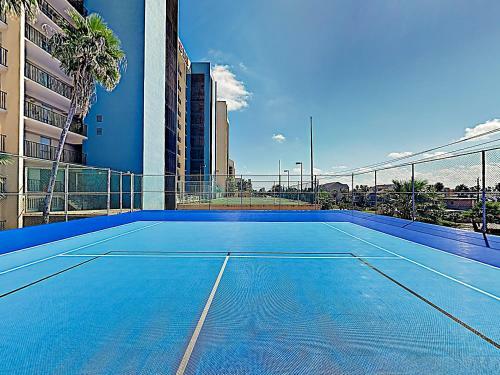 Apartamento New Listing! Peaceful Corner Unit With Gym & Pools Condo