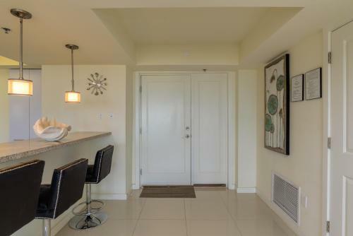Enjoy A Perfect Bayview! Beachfront Resort With Shared Pools And Jacuzzi