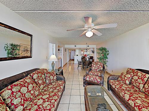 Apartamento New Listing! Relaxing Beachfront Oasis With Pools Condo