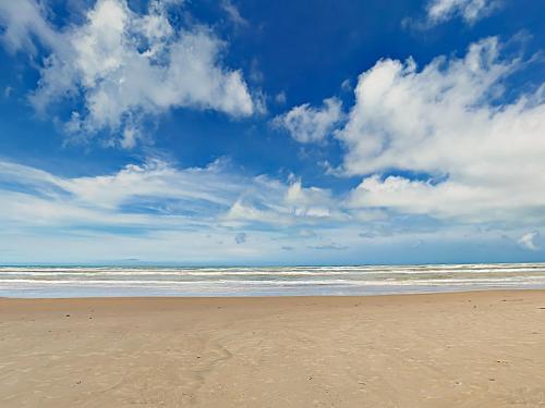 Apartamento New Listing! Relaxing Beachfront Oasis With Pools Condo