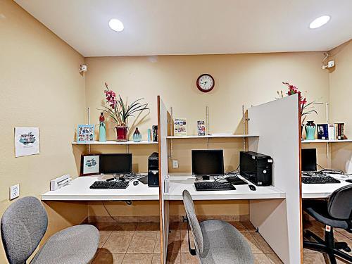 Apartamento New Listing! Relaxing Beachfront Oasis With Pools Condo