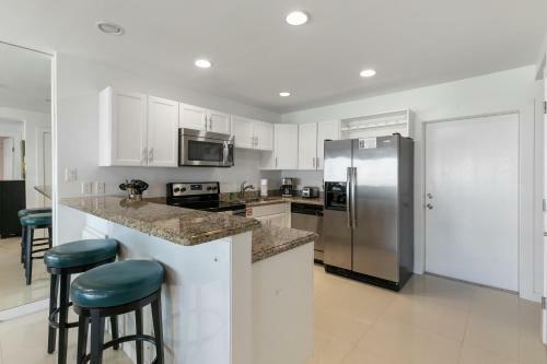 1st Floor Beachfront!! Steps From The Beach! Enjoy 2 Pools And Jacuzzi