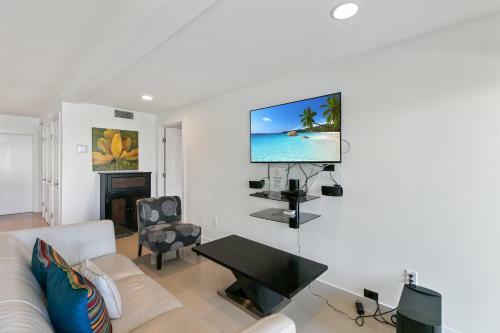 1st Floor Beachfront!! Steps From The Beach! Enjoy 2 Pools And Jacuzzi