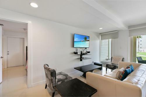 1st Floor Beachfront!! Steps From The Beach! Enjoy 2 Pools And Jacuzzi