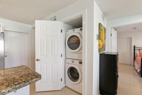 1st Floor Beachfront!! Steps From The Beach! Enjoy 2 Pools And Jacuzzi