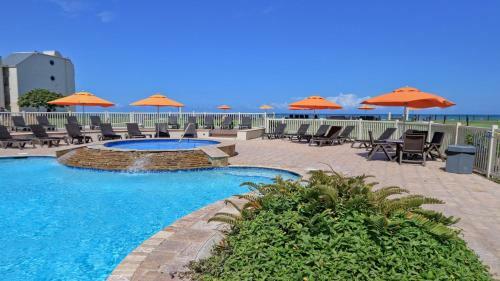1st Floor Beachfront!! Steps From The Beach! Enjoy 2 Pools And Jacuzzi