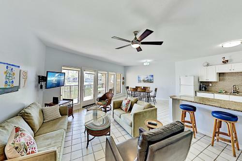 Apartamento Gulf-front Getaway - Pools, Tennis - Steps To Sand Condo