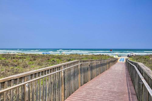 Apartamento Modern Beachfront Condo Pool And Beach Access!