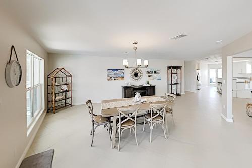 Canal-front Getaway - Pool - Walk To Beach, Dining Home