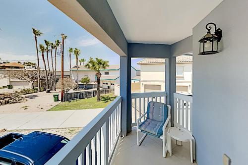 Canal-front Getaway - Pool - Walk To Beach, Dining Home